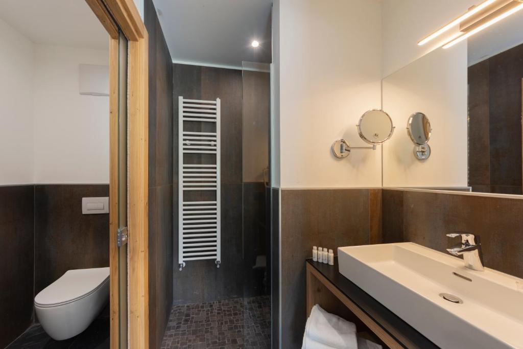 Koupelna v ubytování Active Alm Hotel