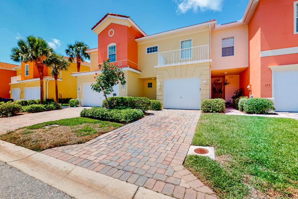 una casa con una entrada delante de ella en Coastal Serenity Retreat en Fort Myers