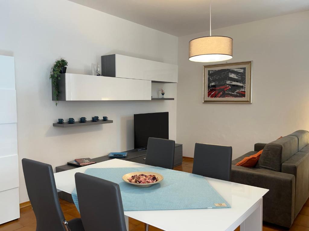 - un salon avec une table et un canapé dans l'établissement Villino Anna, à Viareggio