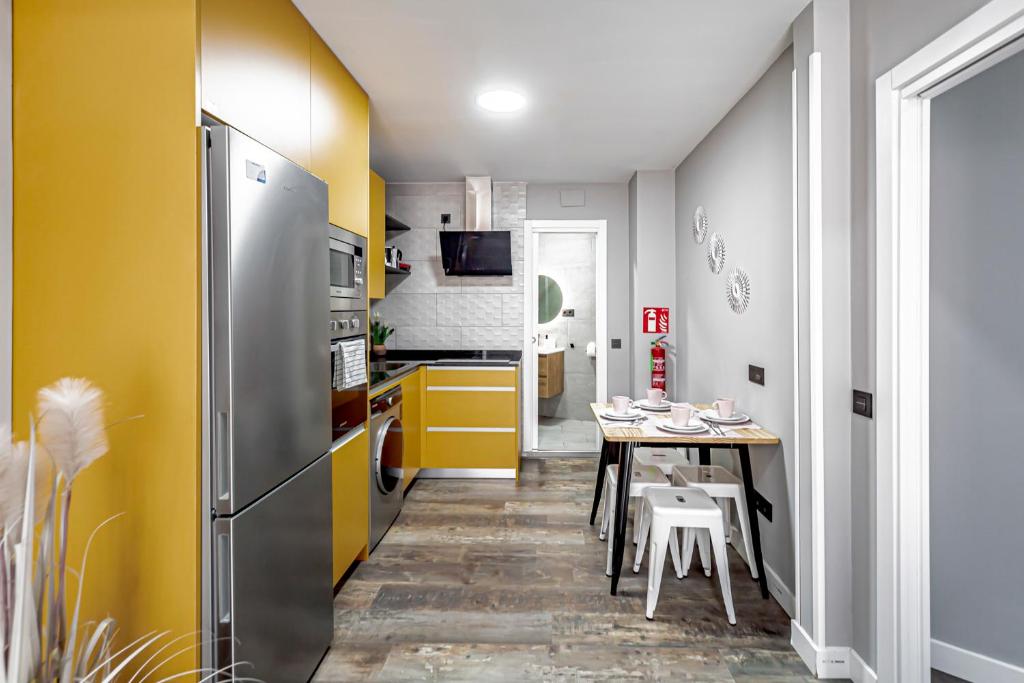 Kuchnia lub aneks kuchenny w obiekcie Luminoso cerca 4 Caminos- Apartamento REINA VICTORIA