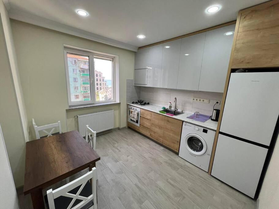 Virtuvė arba virtuvėlė apgyvendinimo įstaigoje Cozy apartment
