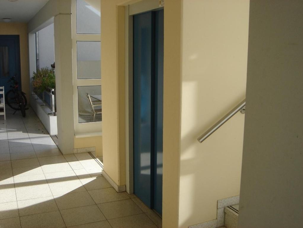 korytarz z niebieskimi drzwiami w budynku w obiekcie Apartment "OCEANVIEW" w mieście Lubmin