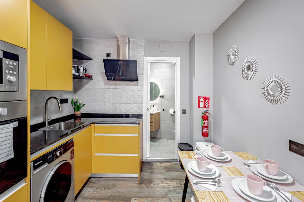 Kuchnia lub aneks kuchenny w obiekcie Luminoso cerca 4 Caminos- Apartamento REINA VICTORIA