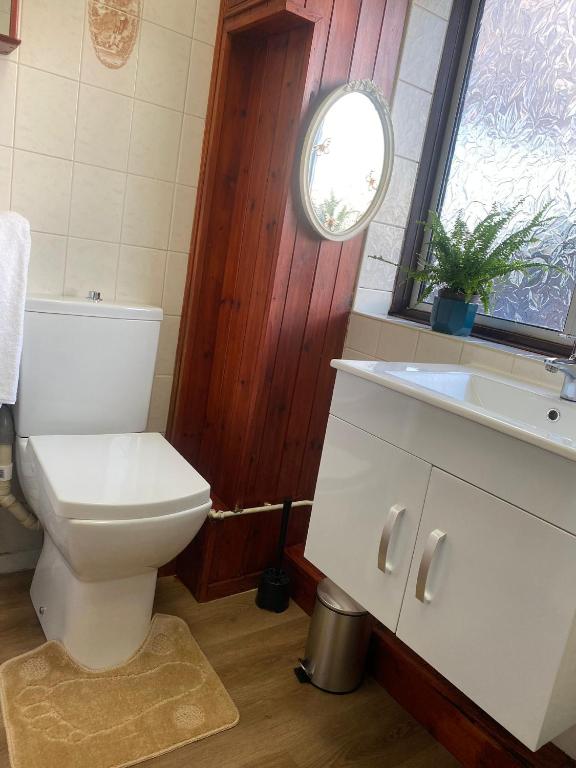 łazienka z toaletą, umywalką i oknem w obiekcie 2 Bedroom Flat Available To Let w mieście Abbey Wood