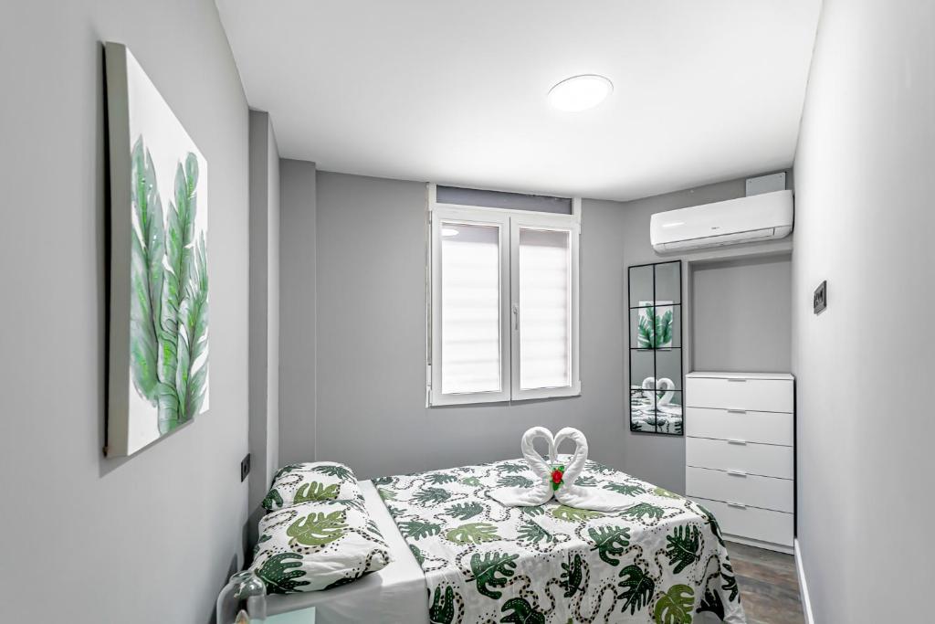 Łóżko lub łóżka w pokoju w obiekcie Luminoso cerca 4 Caminos- Apartamento REINA VICTORIA