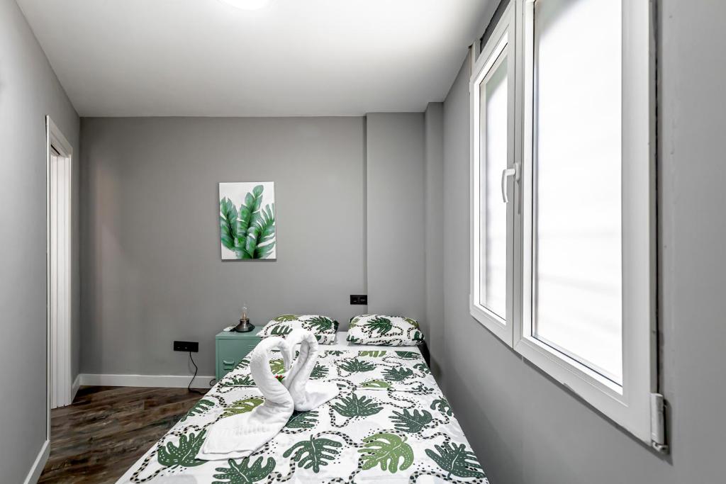 Łóżko lub łóżka w pokoju w obiekcie Luminoso cerca 4 Caminos- Apartamento REINA VICTORIA