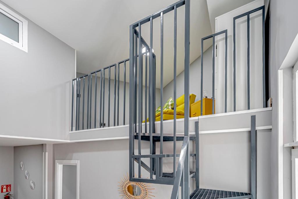 spiralne schody w pokoju z białymi ścianami w obiekcie Luminoso cerca 4 Caminos- Apartamento REINA VICTORIA w Madrycie