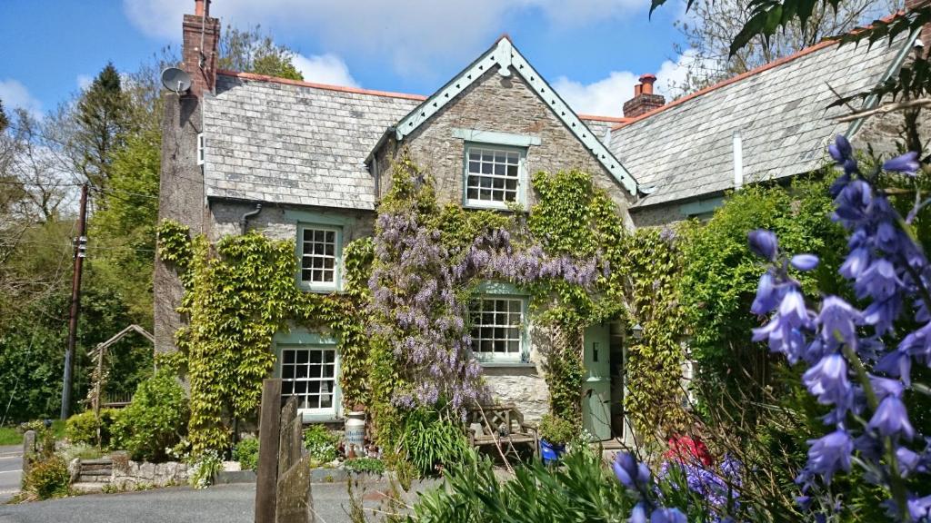 a house with flowers in front of it at Culloden Farmhouse in Camelford