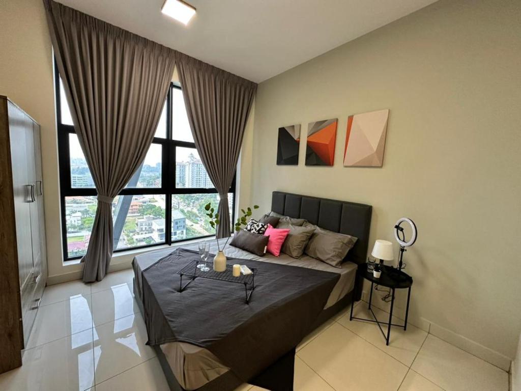 une chambre avec un grand lit et de grandes fenêtres dans l'établissement Arte Mont Kiara Pool View, à Kuala Lumpur