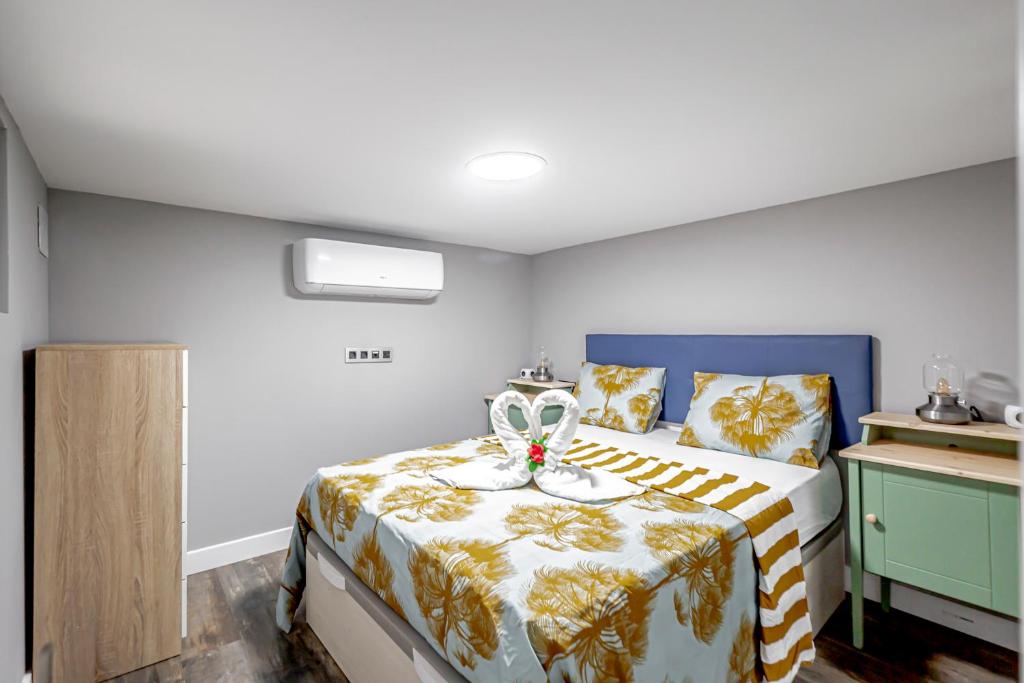 Łóżko lub łóżka w pokoju w obiekcie Luminoso cerca 4 Caminos- Apartamento REINA VICTORIA