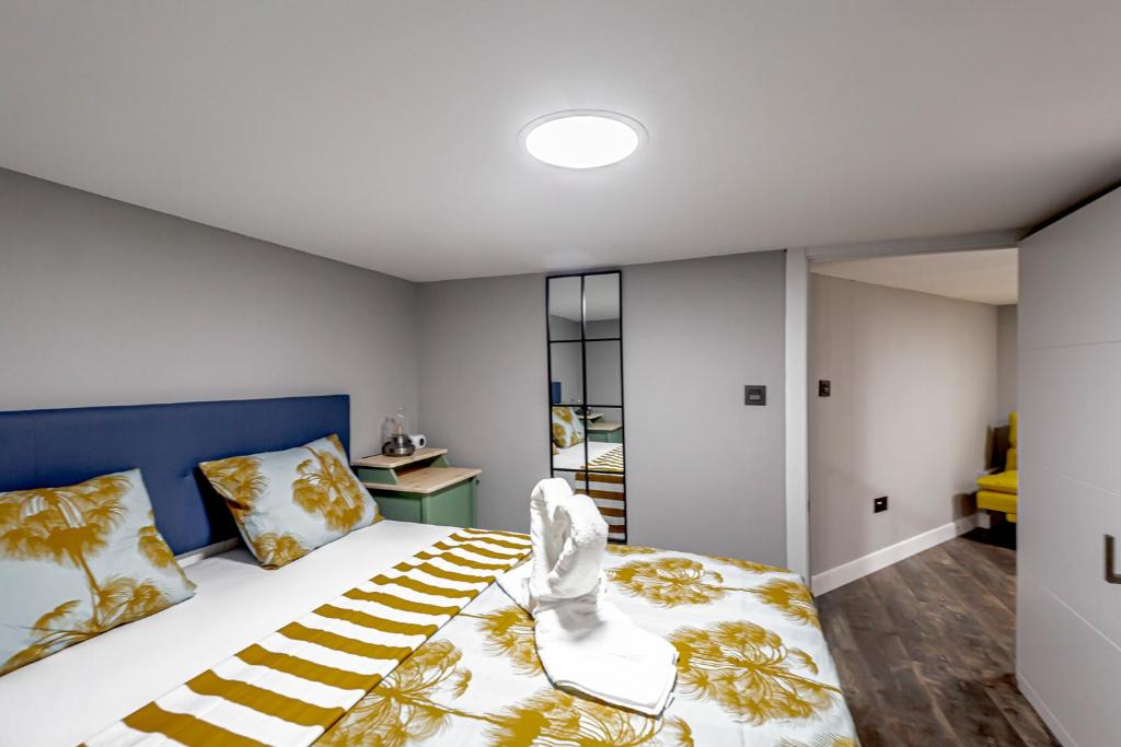 Łóżko lub łóżka w pokoju w obiekcie Luminoso cerca 4 Caminos- Apartamento REINA VICTORIA