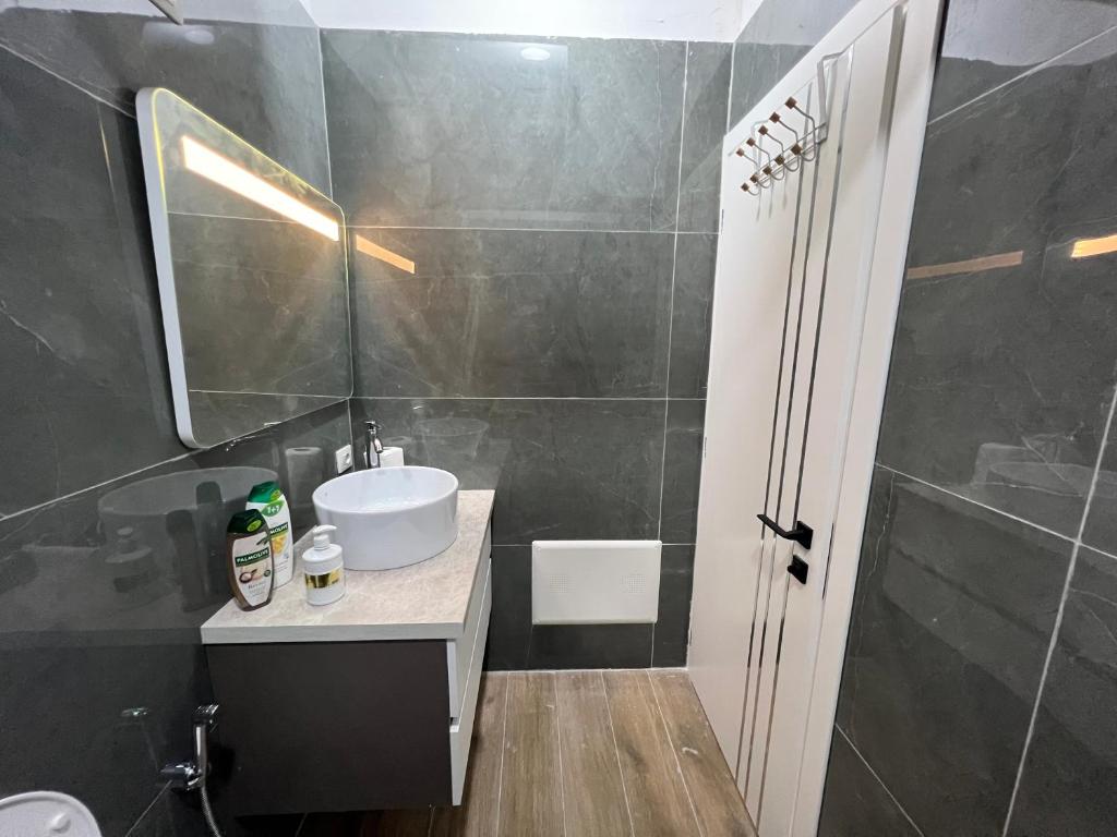 Stylish Apartment Near City Center - Image 7