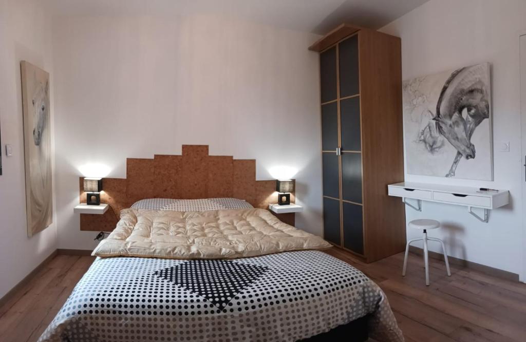 um quarto com uma cama grande e uma secretária em chambre d'hôte proche mer em Yvias