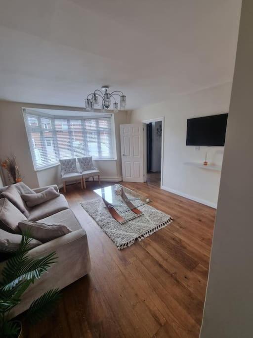 uma sala de estar com um sofá e uma mesa em Somers Lodge em Leicester