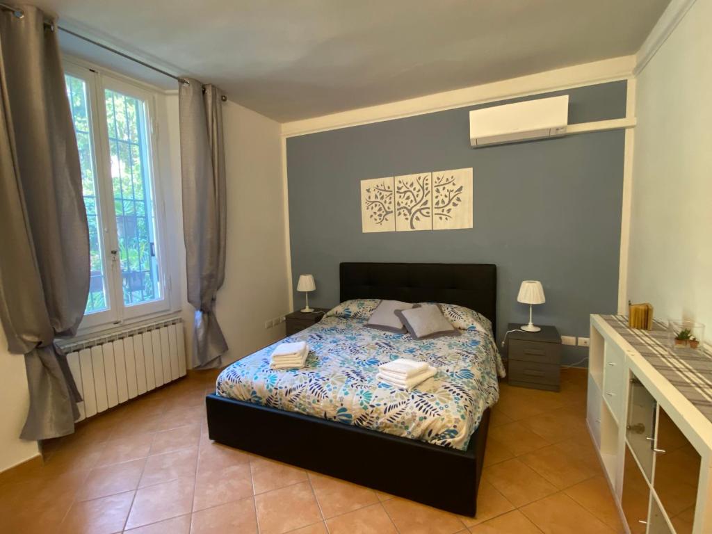 een slaapkamer met een bed en een raam bij Appartamento a Coverciano in Florence