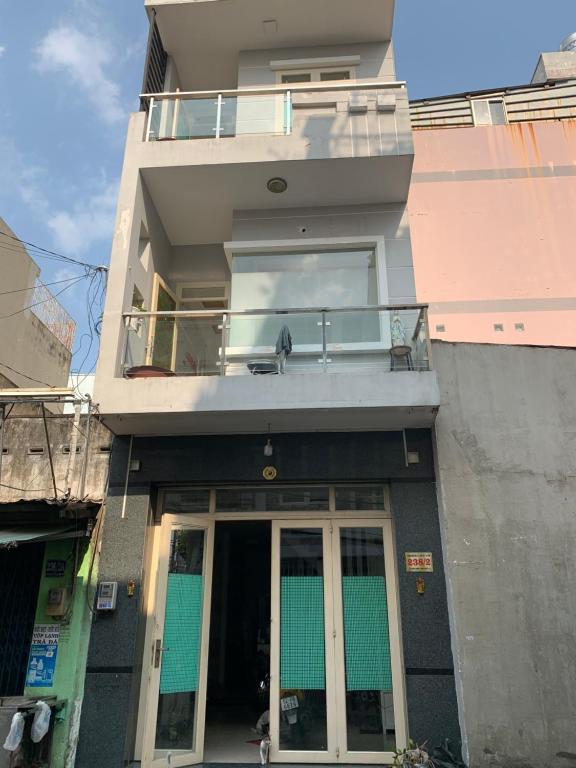 een gebouw met een balkon erboven bij Sky Happy in Ho Chi Minh-stad