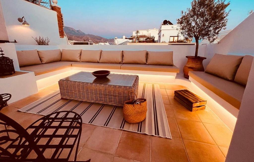 ein Wohnzimmer mit einer Couch und einem Tisch in der Unterkunft Hostal Boutique Plaza Cantarero in Nerja