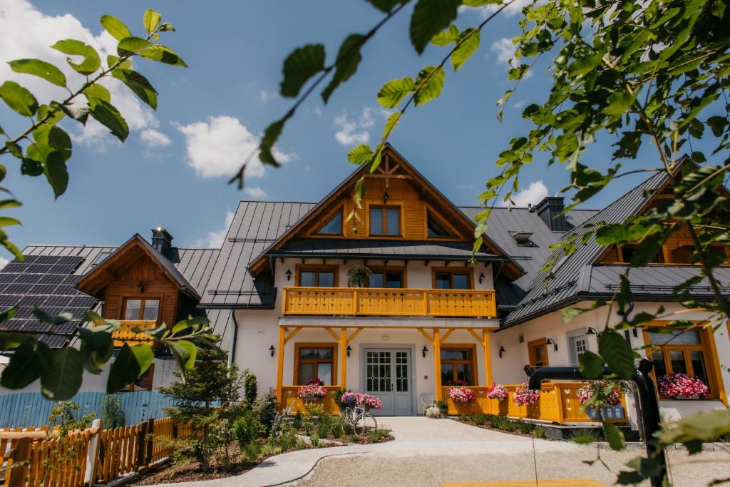 a house with solar panels on the roof at W Dolinie Tylicza SPA & Wellness -gabinet masażu, saunarium-plac zabaw, rowery elektryczne, animacje dla dzieci in Krynica Zdrój