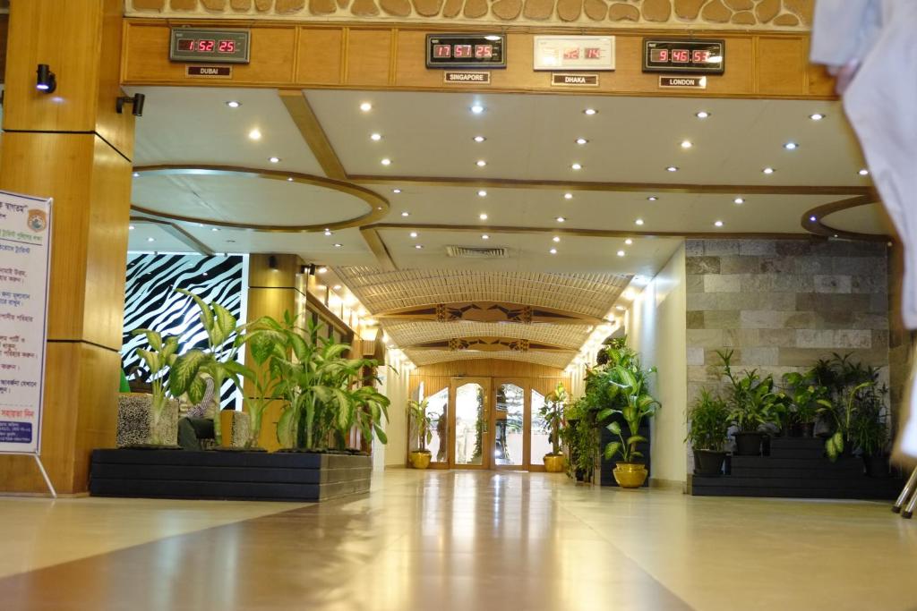 un pasillo con macetas en un edificio en Hotel Saint Martin Ltd., en Chittagong