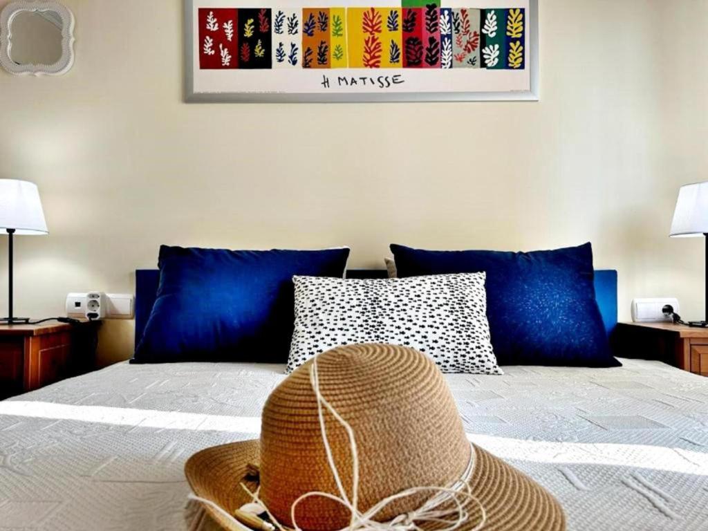1 dormitorio con 1 cama con sombrero en Holibai, Chuliña, En Urbanización privada con Piscina, en Baiona