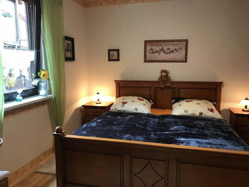 イルセンブルクにあるFerienwohnung-Willgerothのベッドルーム1室(青い掛け布団、窓付)