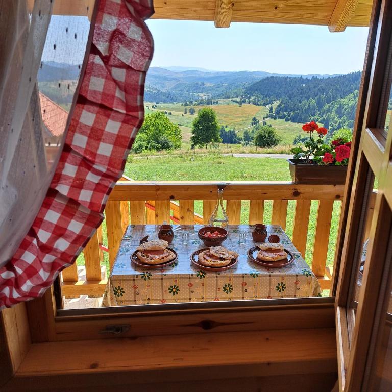 Balkón nebo terasa v ubytování Etno domacinstvo Uvacki konaci