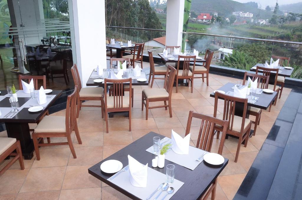 Restaurace v ubytování GReaT Trails Kodaikanal by GRT Hotels