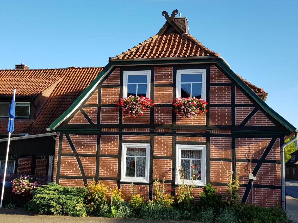 una casa con dos ventanas y flores en ella en Kleine Auszeit, en Bad Fallingbostel