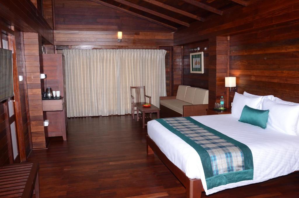 Postel nebo postele na pokoji v ubytování GReaT Trails Kodaikanal by GRT Hotels