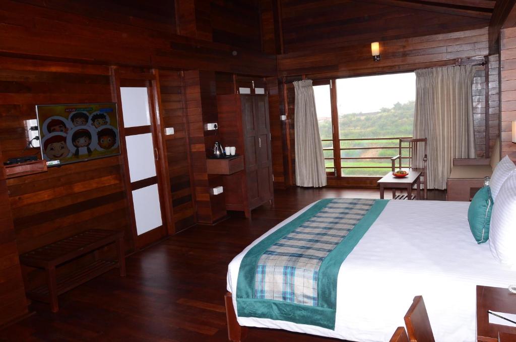 Postel nebo postele na pokoji v ubytování GReaT Trails Kodaikanal by GRT Hotels