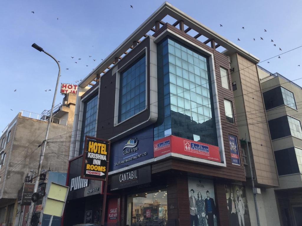 een gebouw op de hoek van een straat bij Hotel Krishna Inn in Jaipur