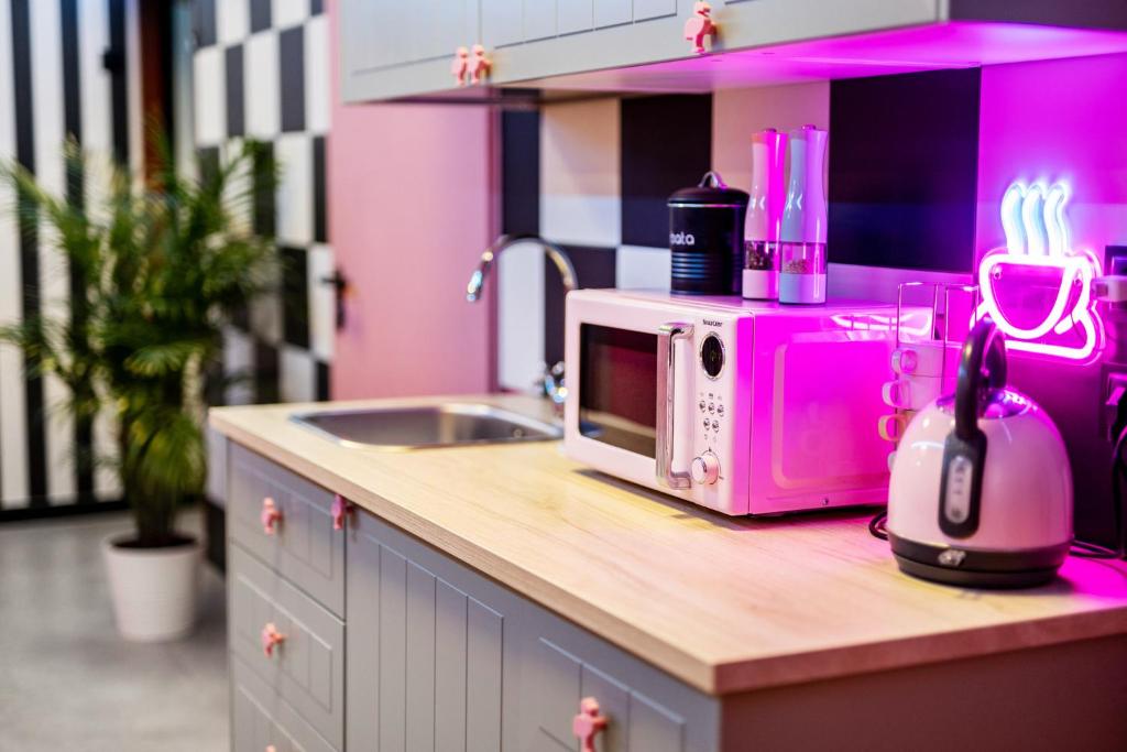 Kuchyň nebo kuchyňský kout v ubytování VICE CITY Hostel