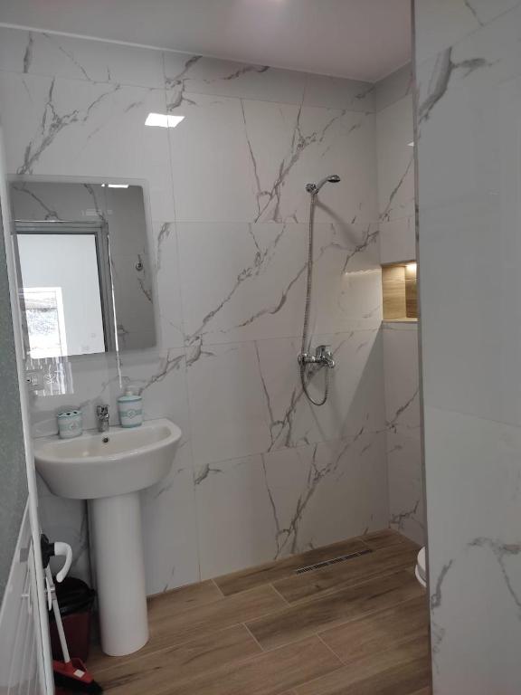 V Apartment - Imazhi 7