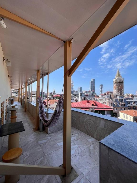 un balcone con sedie e vista sulla città di Hostel Jeal a Batumi