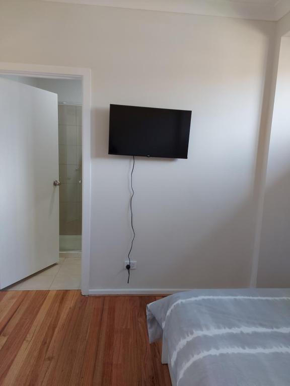 TV a/nebo společenská místnost v ubytování Maruve Guesthouse 12 min from Melb airport