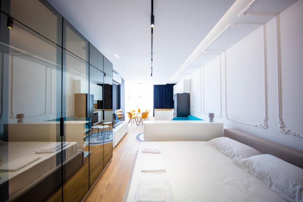 um quarto com uma cama e uma sala de estar em Prestige Studio at Komuna e Parisit em Tirana