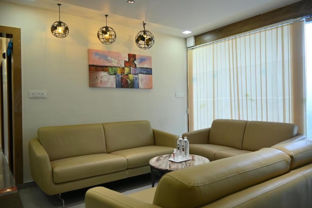 Posezení v ubytování Hotel Royal Ican Sindhubhavan Road