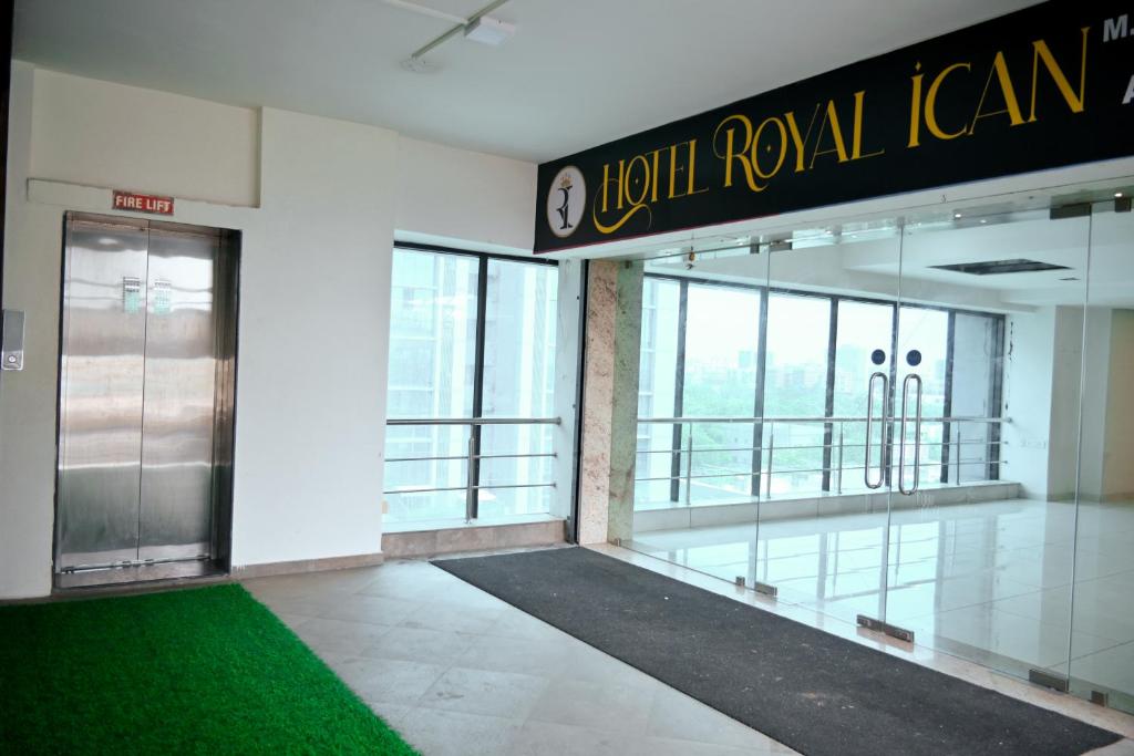 um átrio de um edifício com uma porta giratória em Hotel Royal Ican Sindhu Bhavan Road em Ahmedabad
