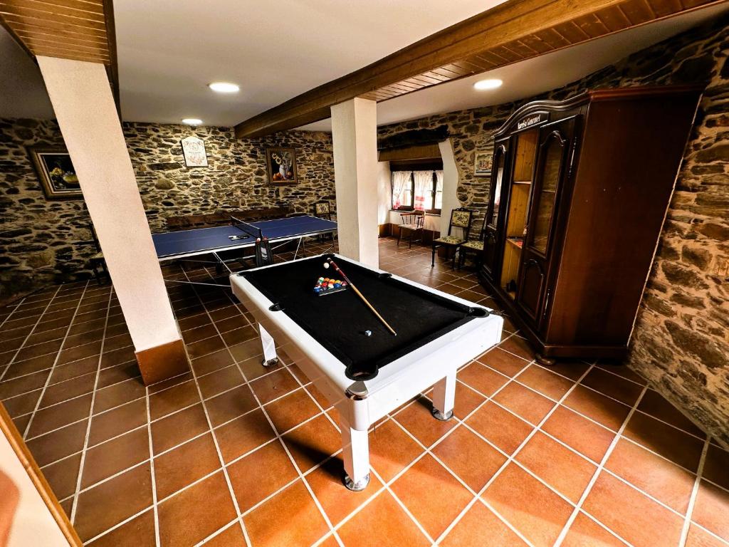 um quarto com uma mesa de bilhar e uma bola de pingue-pongue em Casa Narcisa - Perfecta para familias y grupos - Valle del Silencio em San Clemente de Valdueza