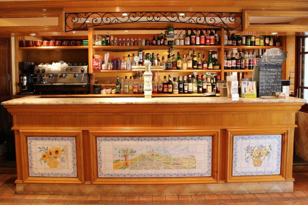 Lounge nebo bar v ubytování Logis Grand Hotel Bain