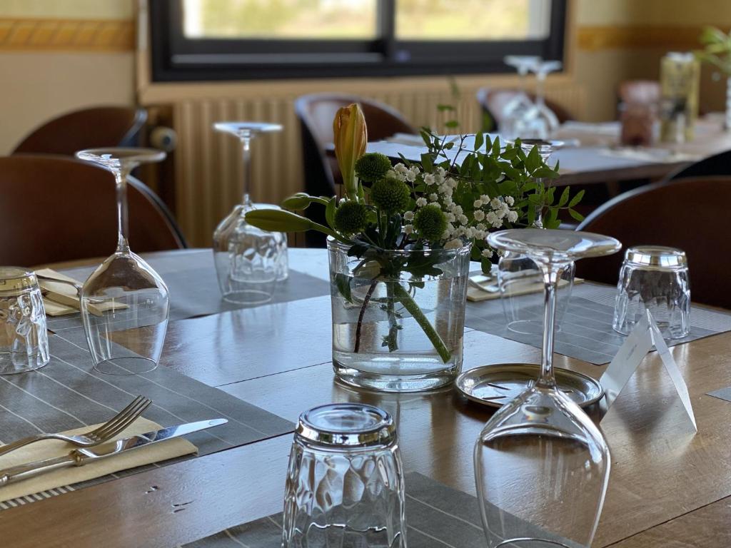 Nápoje v ubytování Logis Grand Hotel Bain