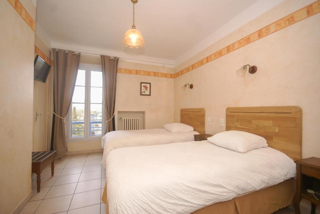Postel nebo postele na pokoji v ubytování Logis Grand Hotel Bain