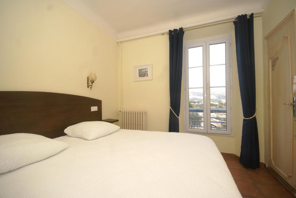 Postel nebo postele na pokoji v ubytování Logis Grand Hotel Bain
