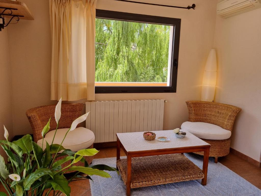 salon ze stołem i krzesłami oraz oknem w obiekcie Hotel Delle Isole w mieście La Maddalena