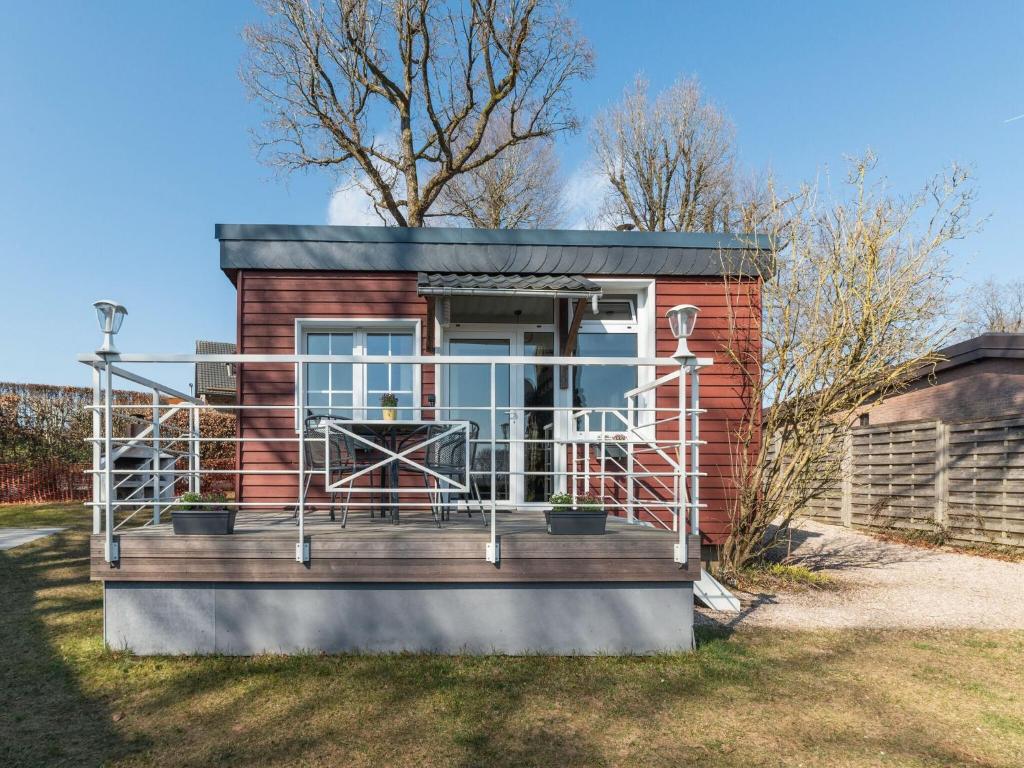 una piccola casa con un ponte sull'erba di Charming Cottage Near Lake a Robertville