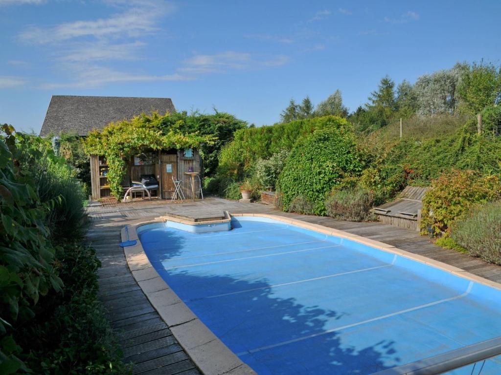 uma piscina no quintal de uma casa em Family home in stunning setting, with outdoor swimming pool and large garden em Somme-Leuze
