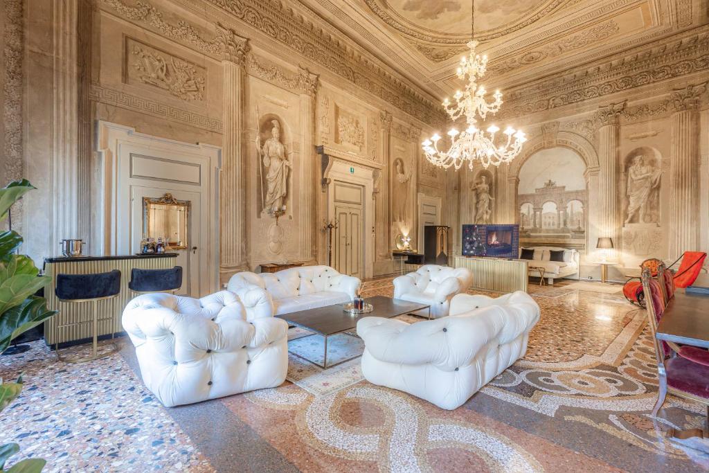 TV a/nebo společenská místnost v ubytování Corte Realdi - Palazzo Camozzini