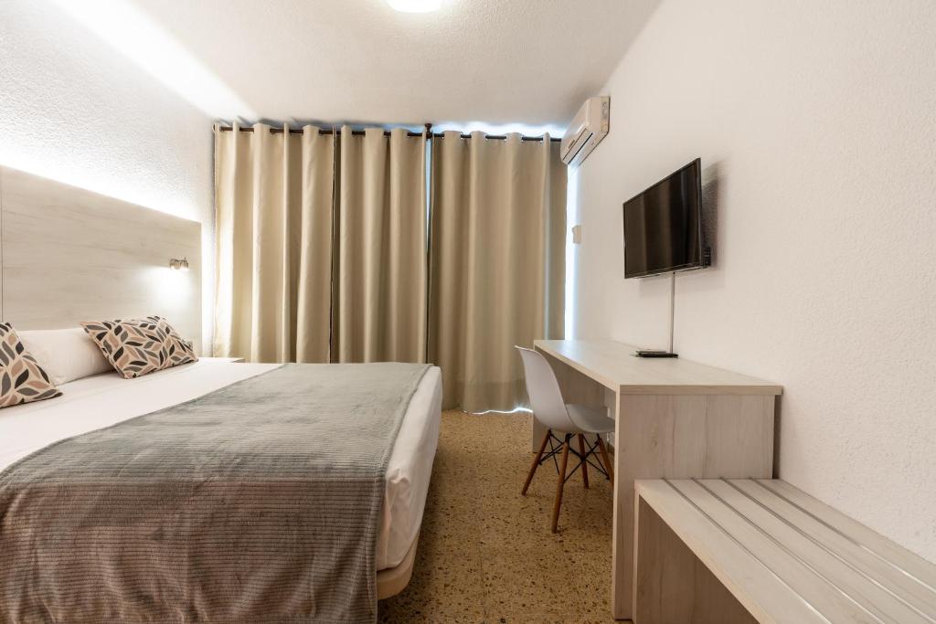 Televízia a/alebo spoločenská miestnosť v ubytovaní Hotel Ecoavenida