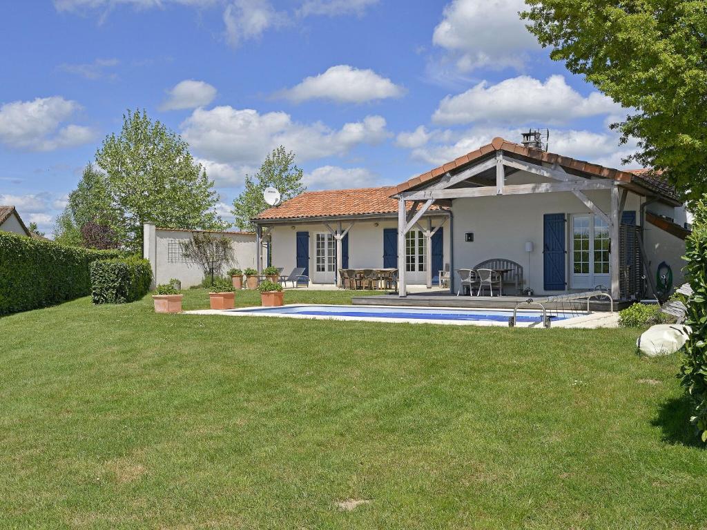 a house with a swimming pool in a yard at Villa in France with Private Pool in Vasles