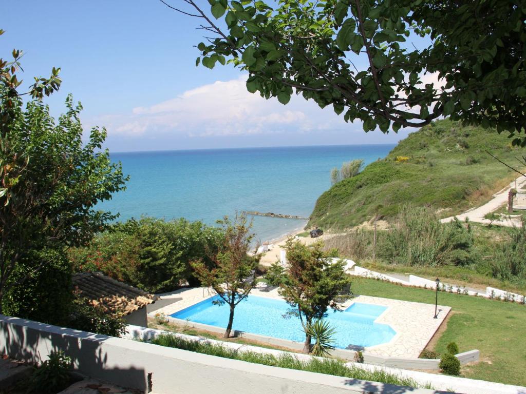 uitzicht op een zwembad en de oceaan bij Spacious Villa on Sea in Corfu in Astrakeri